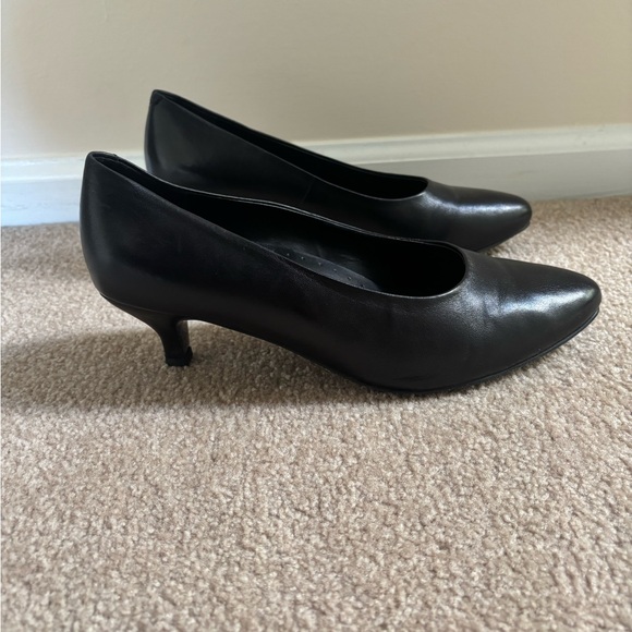 Trotters | Kiera Soft Black Leather Kitten Heel Pumps, size 10W - Picture 1 of 7